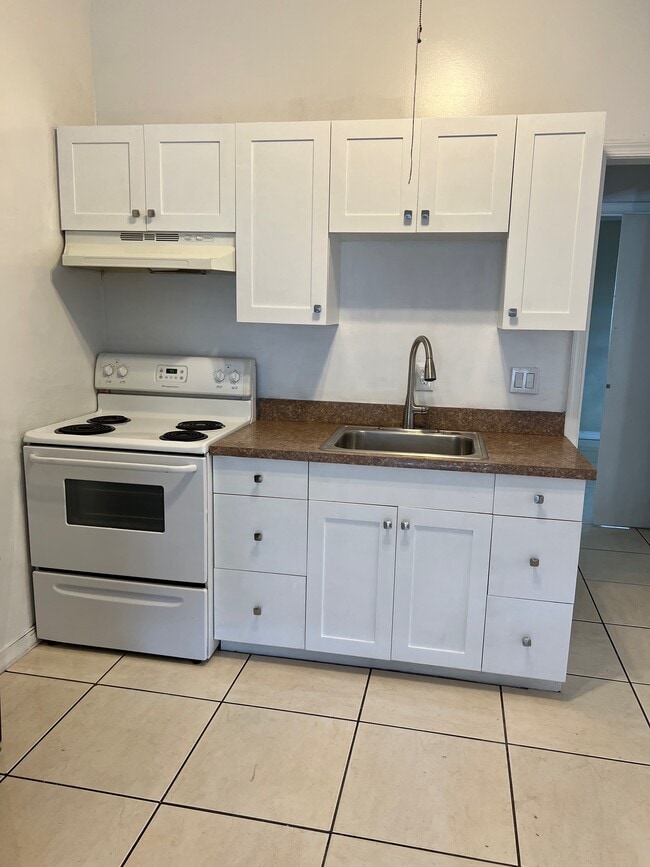 Building Photo - 827 S 6th St Rental