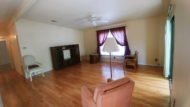 Photo - 5935 Camelot Dr N