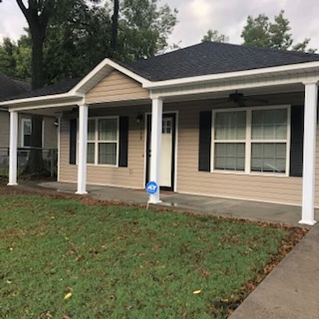 Building Photo - Very nice 2 bed 1 bath home, Dining room, Porch and Back Patio and Storage Bldg