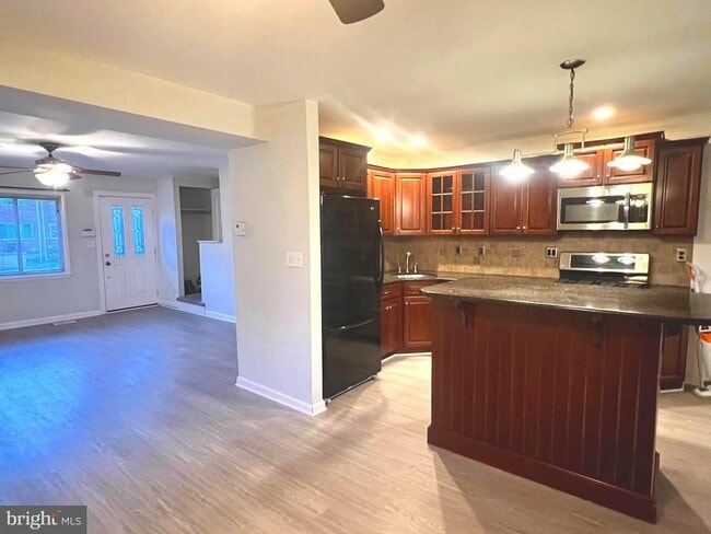 Photo - 747 Seawall Rd