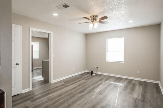 Photo - 301 Fireman St