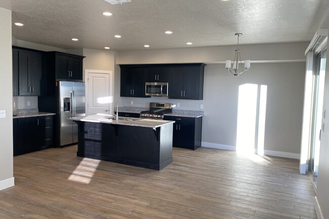 Photo - "Spacious 4-Bed Townhouse Oasis with 2.5 Baths in Scenic Hurricane, UT!"