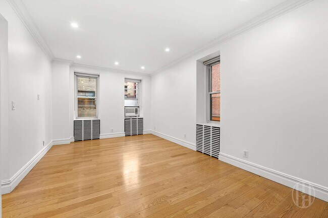 Photo - 26 E 63rd St Unidad 2C