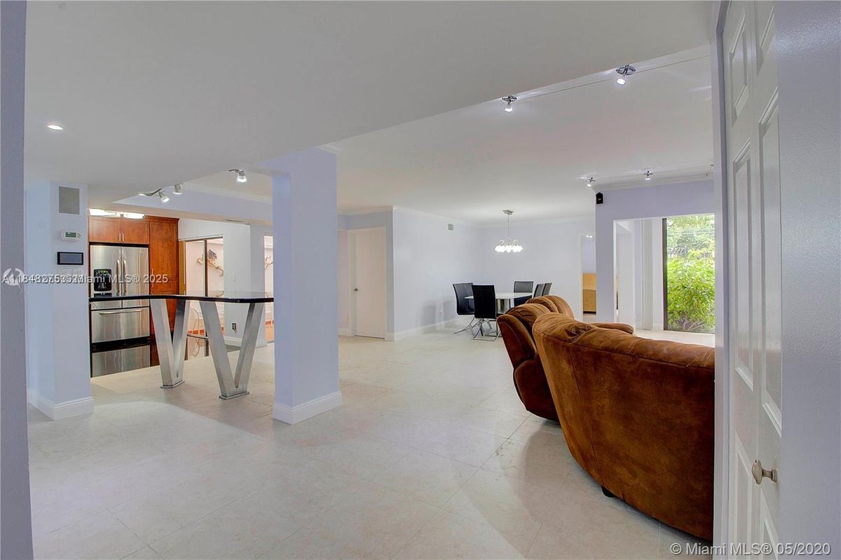 Photo - 323 Ives Dairy Rd