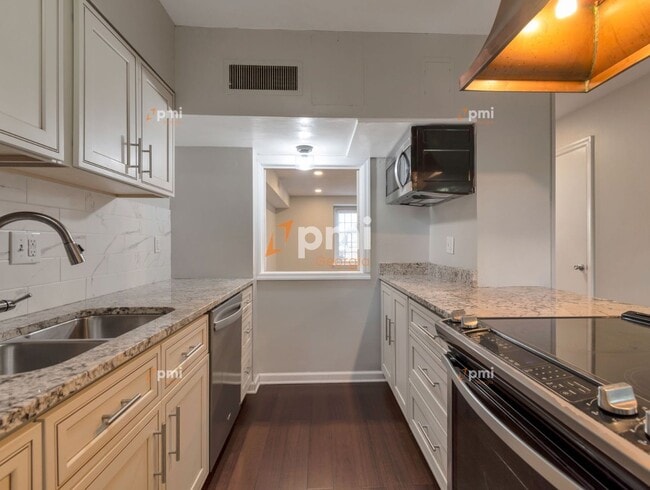 Photo - 3083 Colonial Way