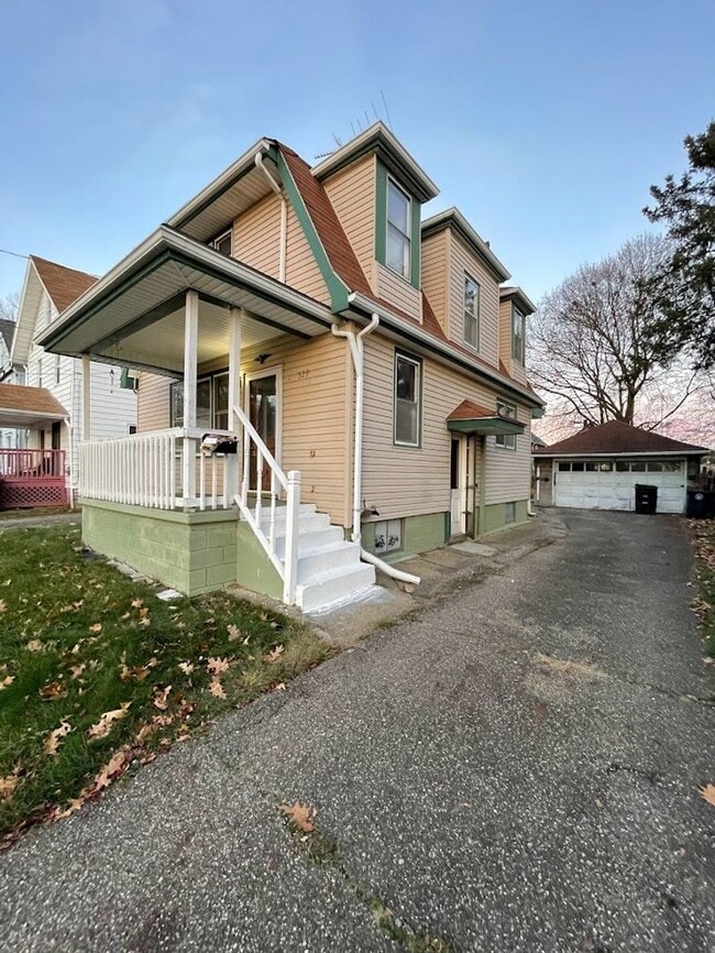 Building Photo - Two bedroom two bathroom home for rent