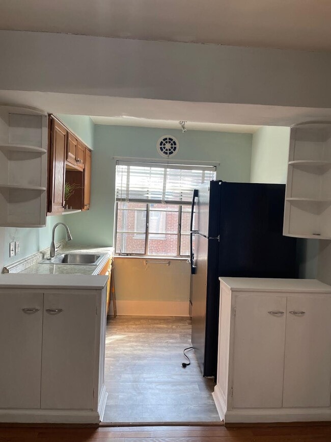 Kitchen - 814 Ellison Ave Unit 4