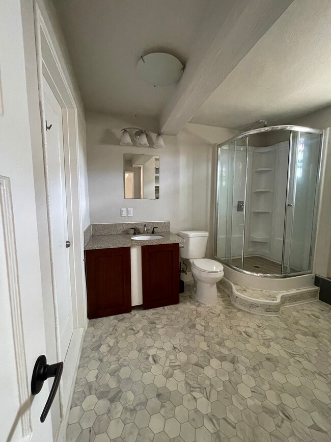 4400 N Lakewood Blvd Unit 4400 - B - STUDIO APT