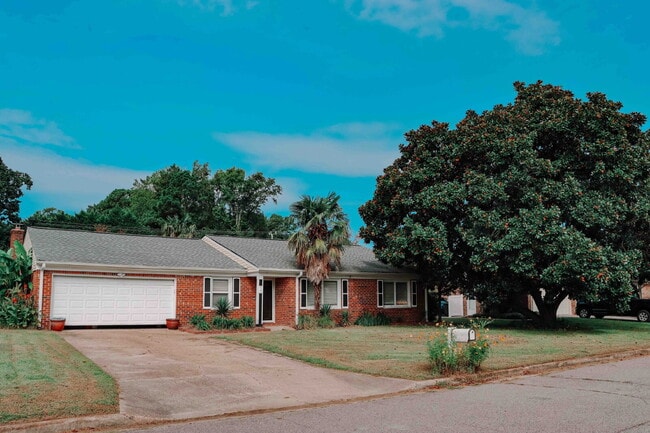 "Charming 4-Bed Oasis with Granite Touch & Cozy Fireplace in Virginia Beach!"