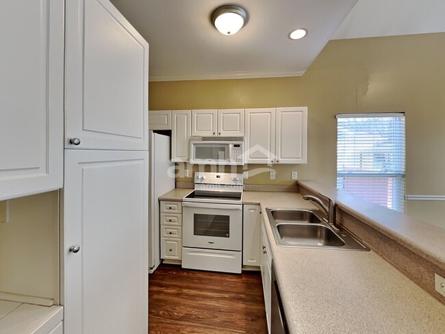 100 Cross Cove Ct