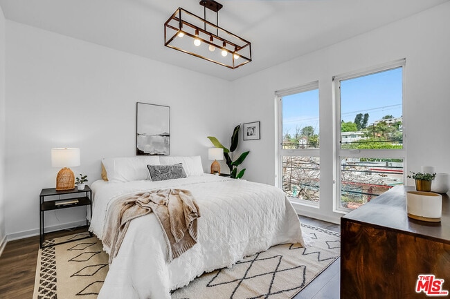 Photo - 2930 Rowena Ave