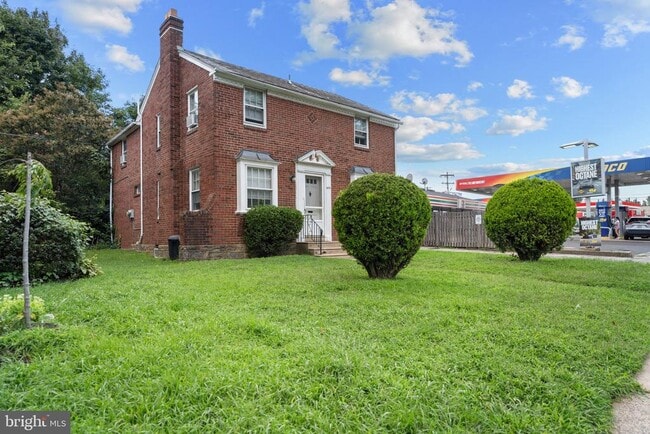906 Rhawn St