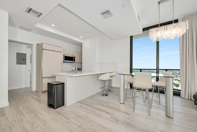 Photo - Remarks:	Enjoy stunning Skyline and Bay views from the wraparound balcony of this furnished 2-bed...
