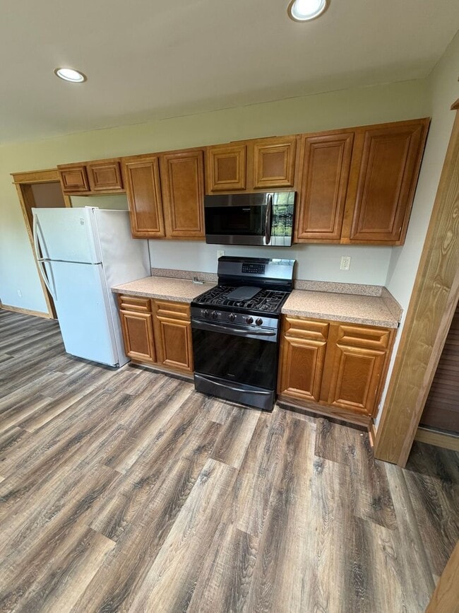 Photo - AVAILABLE Immediately - 2 Bedroom, 1 Bath Huge Yard