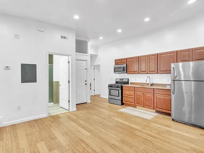 Building Photo - 162 University Ave Unit 3