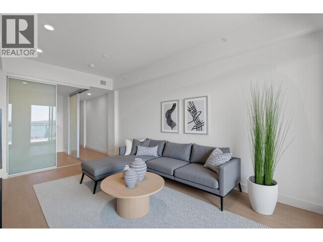 422 E 3rd St Unit 655