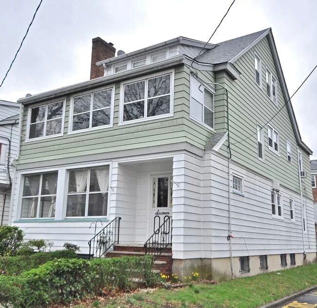 House Outside - 16 Bellair Pl Unit Basement