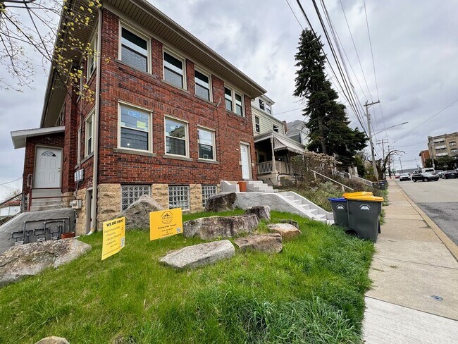 Photo - 1646 Potomac Ave Unidad Storefront