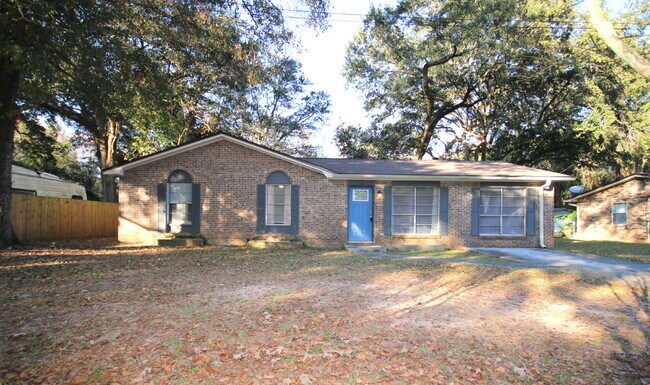 Building Photo - Beautifully Renovated 3-Bed, 1.5-Bath Home with Screened Porch in Desirable Pace Location