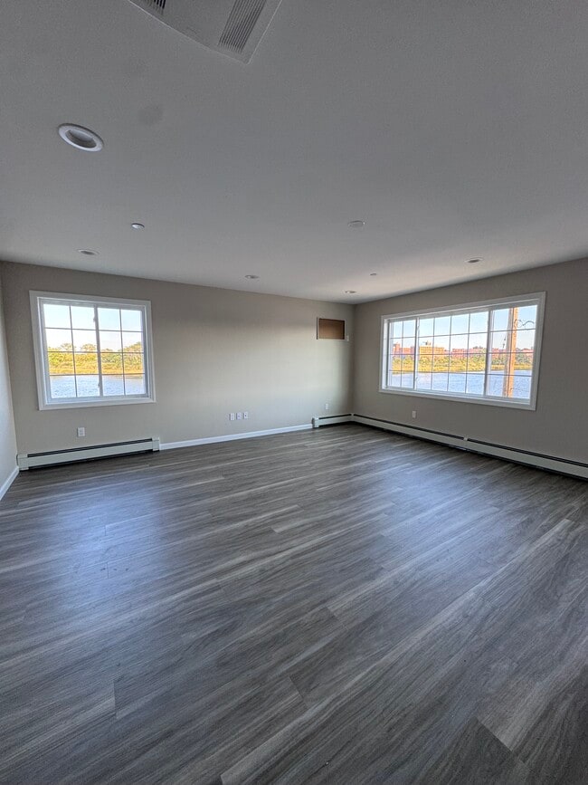 Building Photo - 6204 Hillmeyer Rd Unit Apt 2