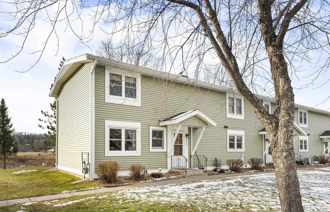 Building Photo - Three Bedroom Townhome n Aspenwood!