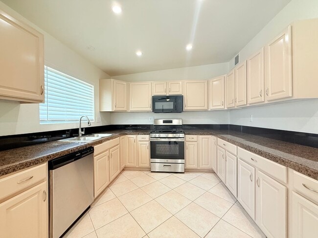 Photo - AVAILABLE NOW!! 3 BEDROOM 2 BATHROOM Home in Palm Desert!