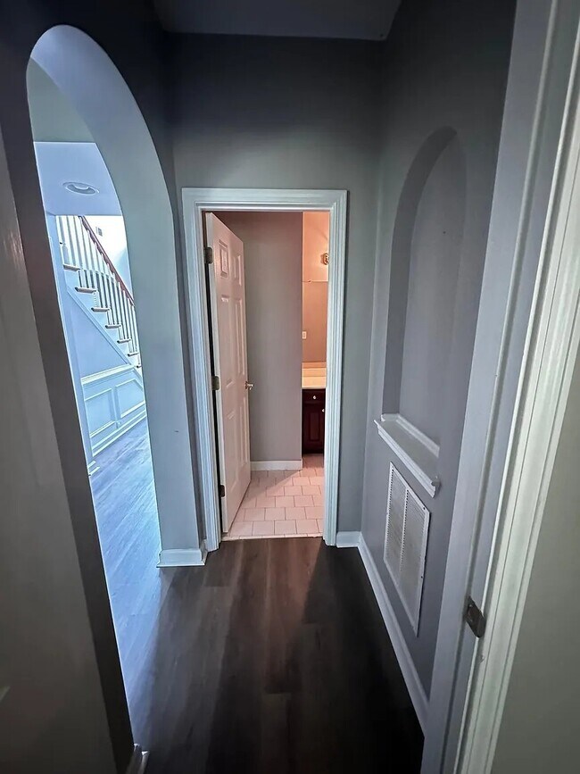 Photo - 305 Linkmere Ln