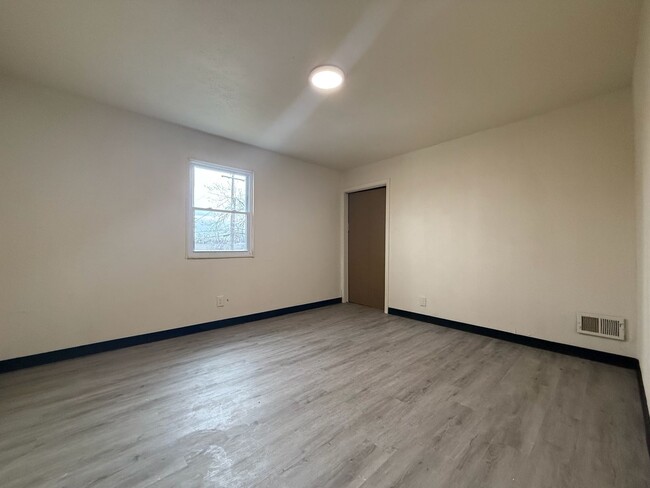 Room 2 Upstairs - 12221 Sobieski Ave House