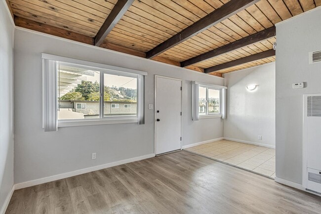 Building Photo - 2nd Floor 1Bed/1Ba Unit #28 Rental