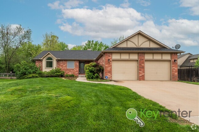 Building Photo - Beautiful 4 bed/3 bath with golf course vi... Rental