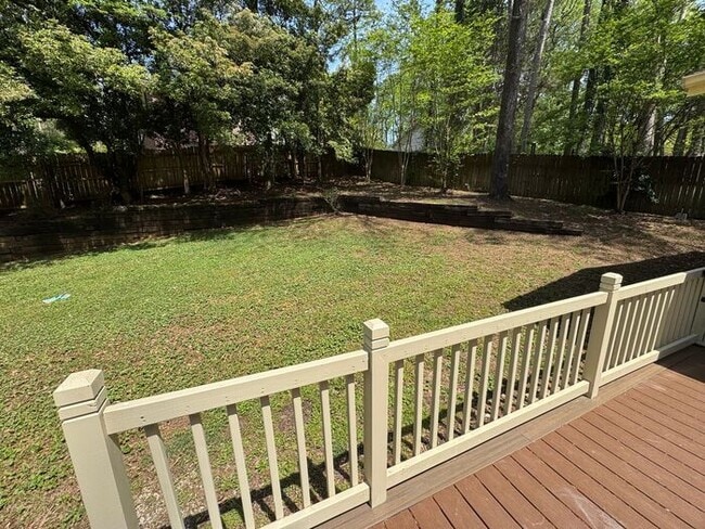 Photo - Fenced yard!