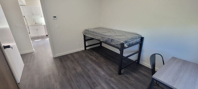 Photo - Unit D Room 2 Single Occupancy with a view... Unidad D - Room 2