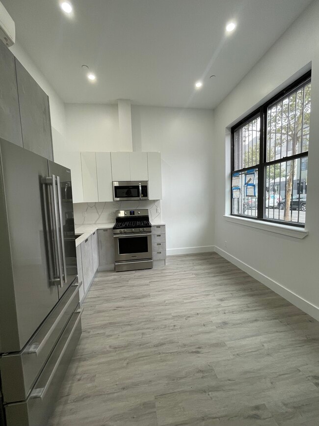 Building Photo - 205 Irving Ave Unit 2B Rental
