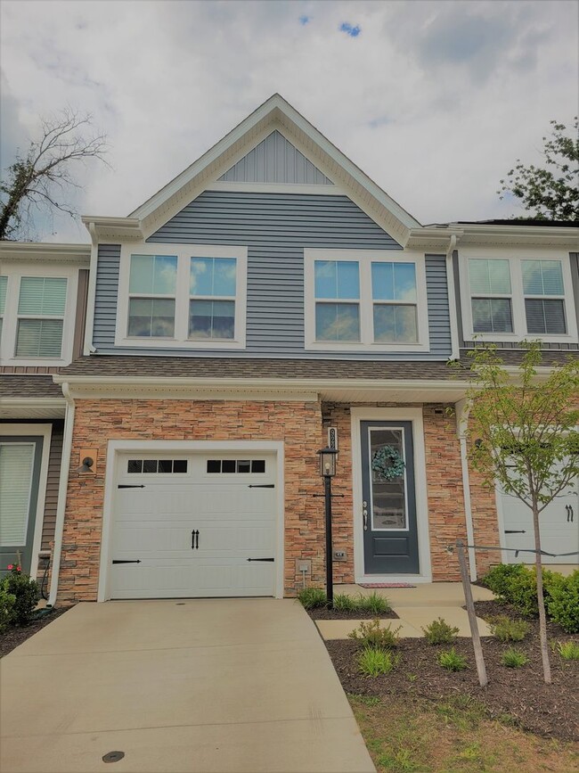 Building Photo - Immaculate 3 bedroom townhouse centrally located in Bon Air