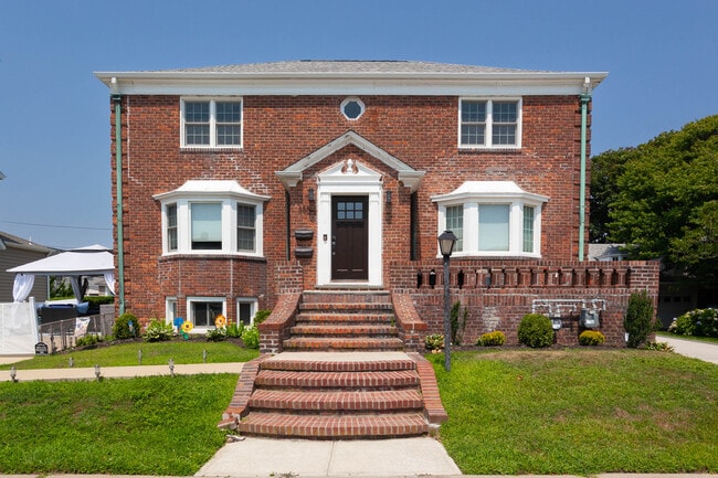 Building Photo - 355 E Beech St Rental
