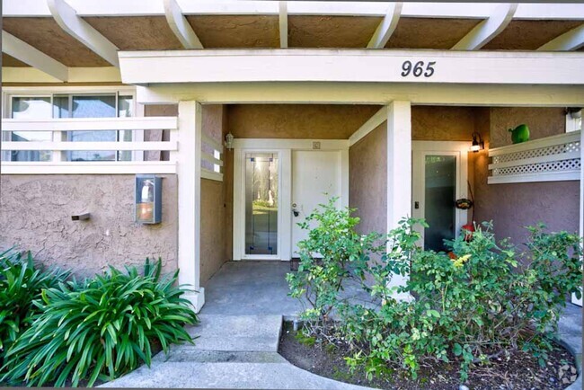 Building Photo - Limited-Time Offer for $2850! 2 bedroom an... Rental