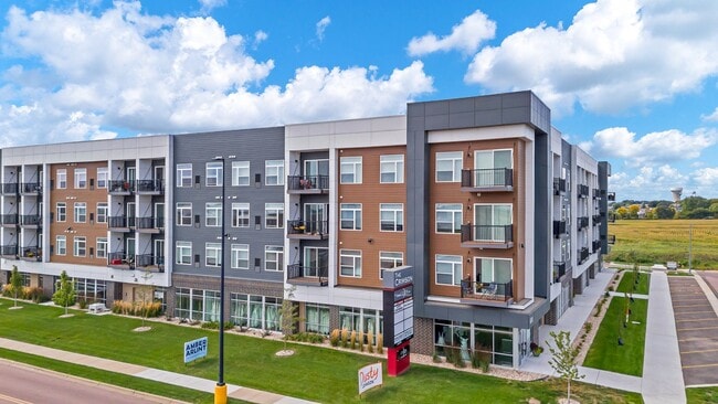 The Crimson - Lavish Living - The Crimson - Lavish Living Apartments