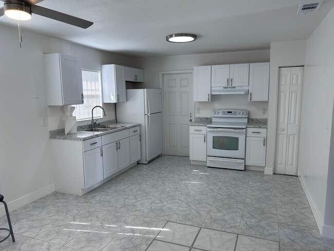 Photo - 662 Marot St