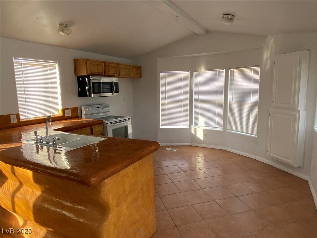 Photo - 950 Black St Casa