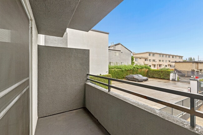 3BR, 2BA - 1,576SF - Balcony