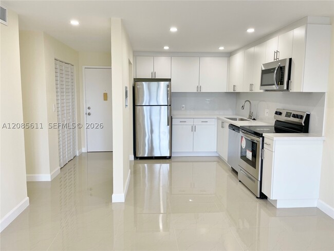 Building Photo - 16851 NE 23rd Ave Unit A411