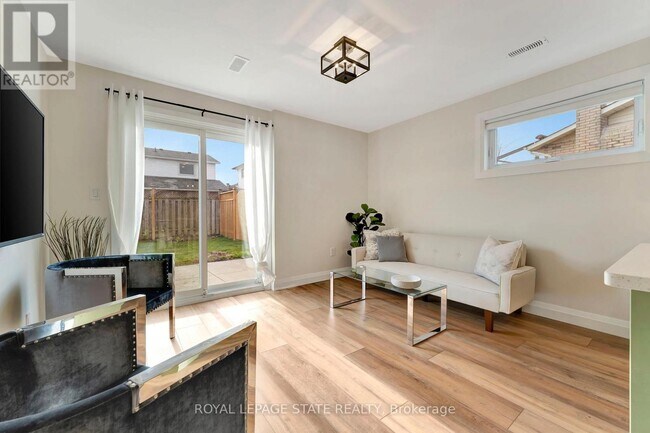 Photo - 144 Ravenbury Dr