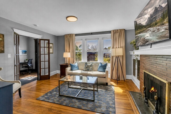 Building Photo - Furnished 3-Bedroom, 2-Bath Upper Unit 2