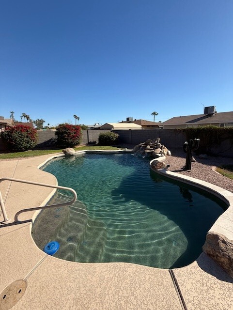 Pool with waterwall - 2623 E Boise St Casa