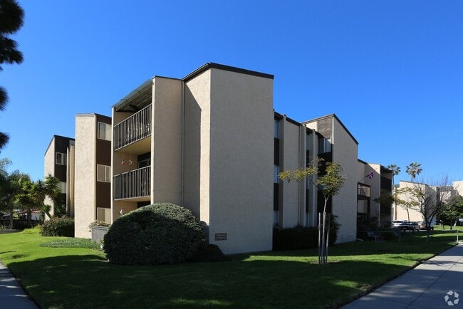 Building Photo - 4820 Cass St Unit #4820