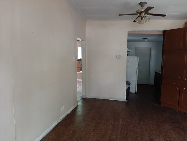 entry room view of hall to bedrooms - 1406 Aransas Ave House