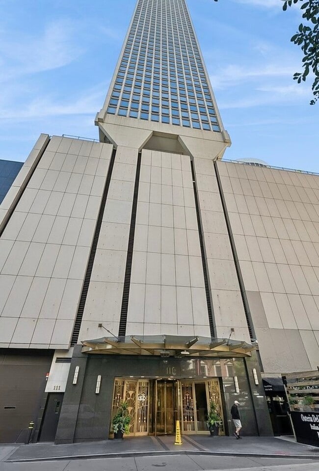 Building Photo - 111 E Chestnut St Unit 39D