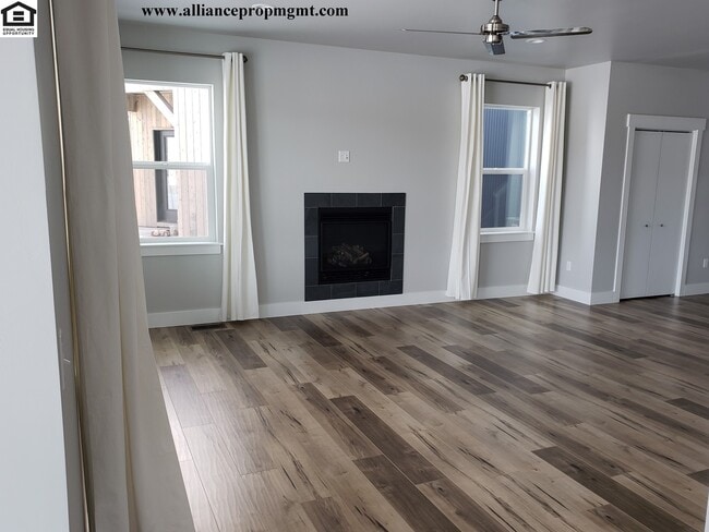 Photo - Beautiful Large 4bd/2.5ba 2332sqft home in The Lakes Subdivision