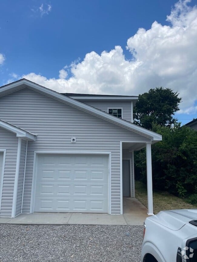 Building Photo - BRAND NEW DUPLEX, GREAT LOCATION Unit 1311 Carson Alley Apartment A