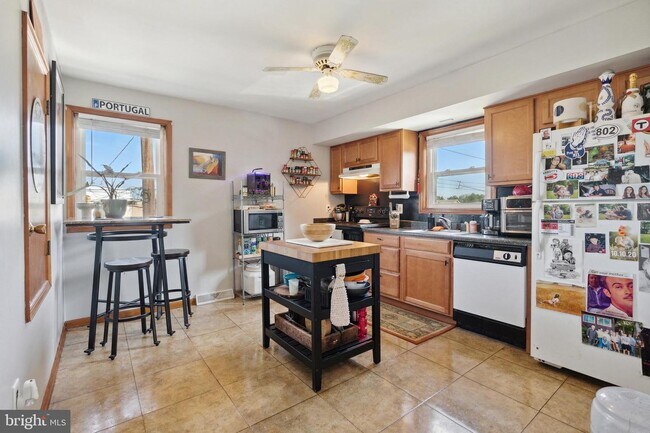 Photo - 355 W 6th St